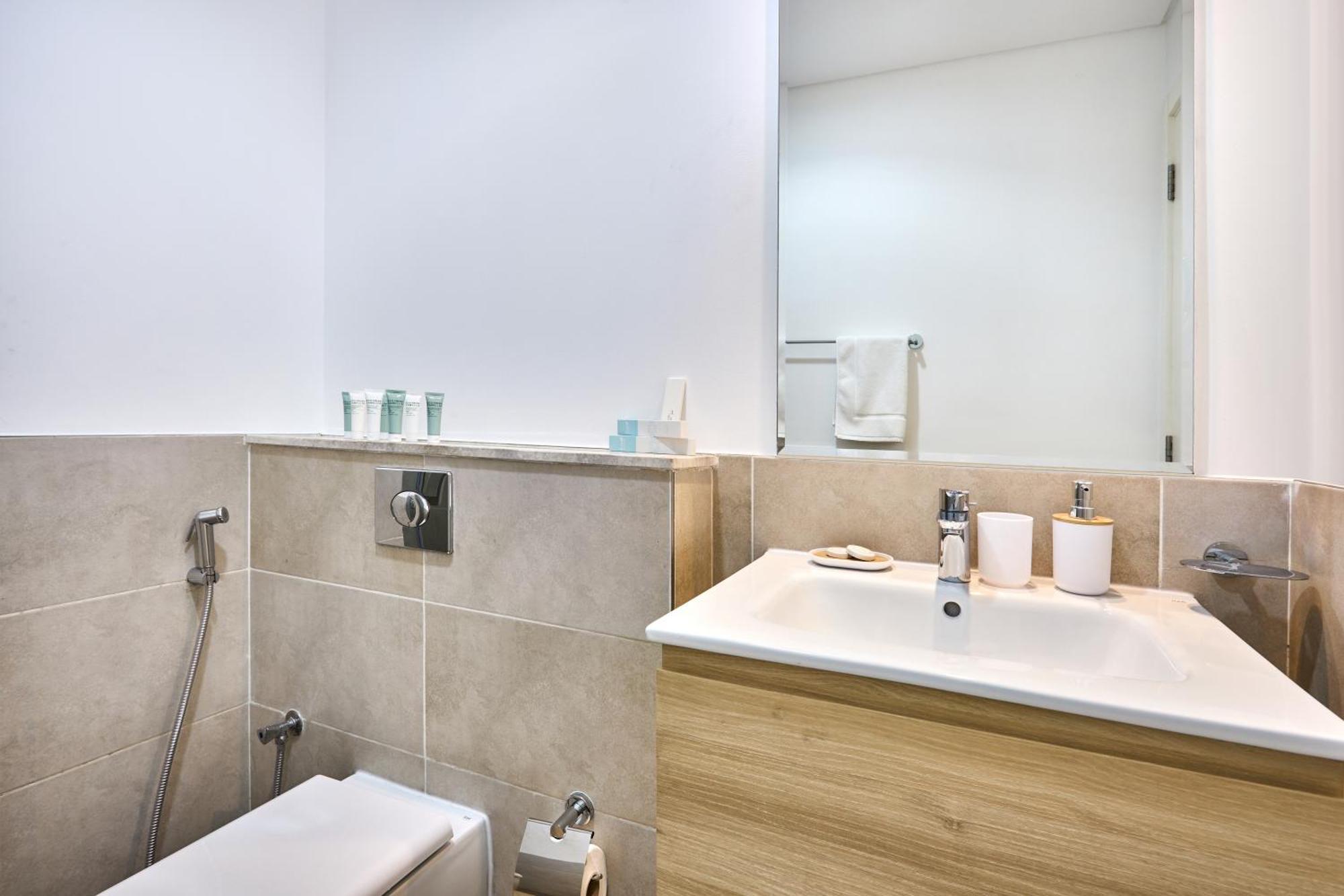 Modern High-floor 1br With Balcony, Pool Access & Golf Course View, Up To 4 Guests, By Stayfinity Apartment