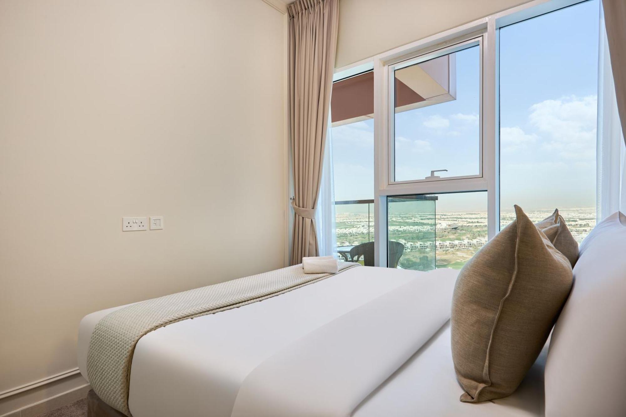 Apartment Modern High-floor 1br With Balcony, Pool Access & Golf Course View, Up To 4 Guests, By Stayfinity