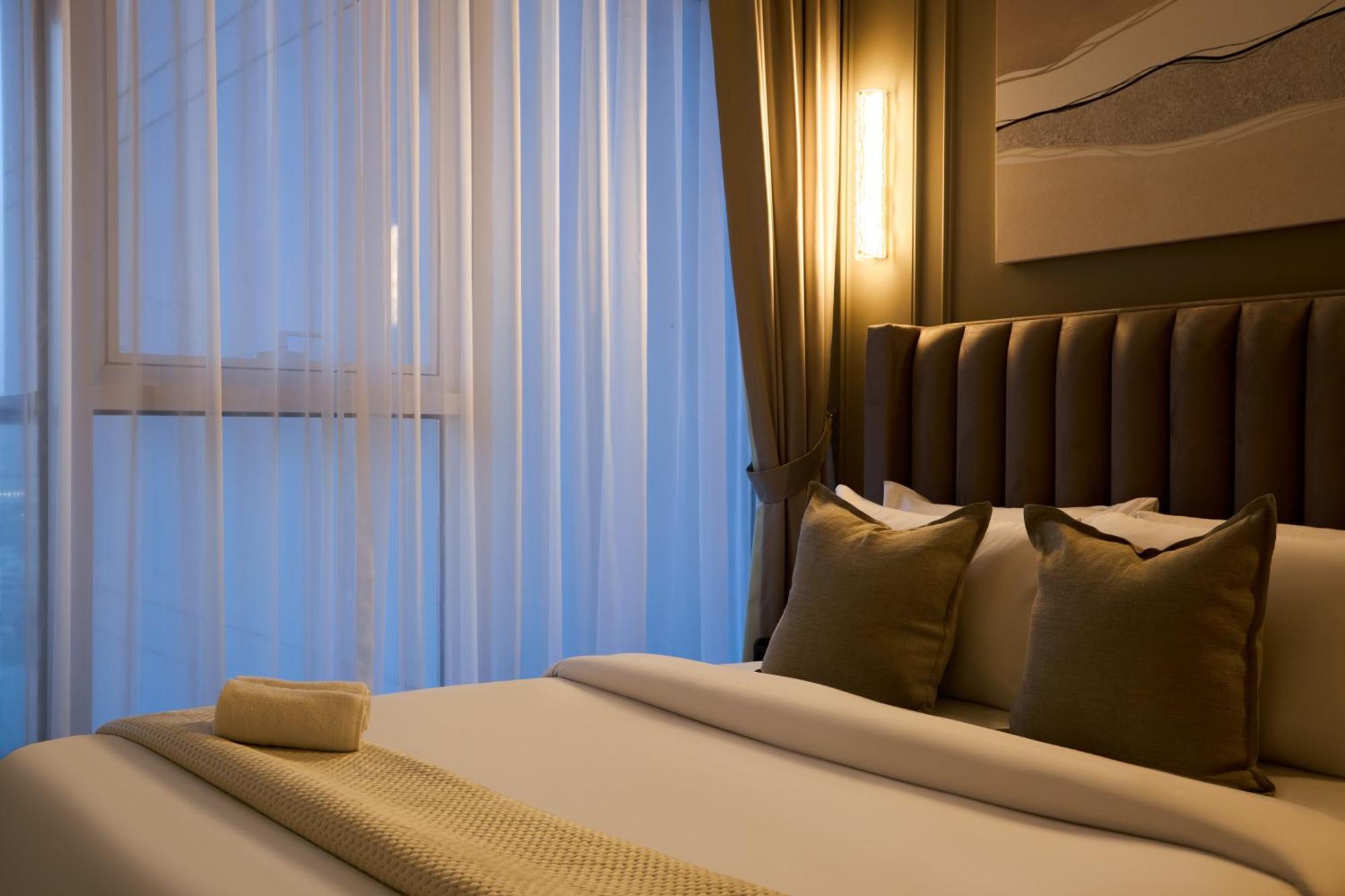 Apartment Modern High-floor 1br With Balcony, Pool Access & Golf Course View, Up To 4 Guests, By Stayfinity Dubai
