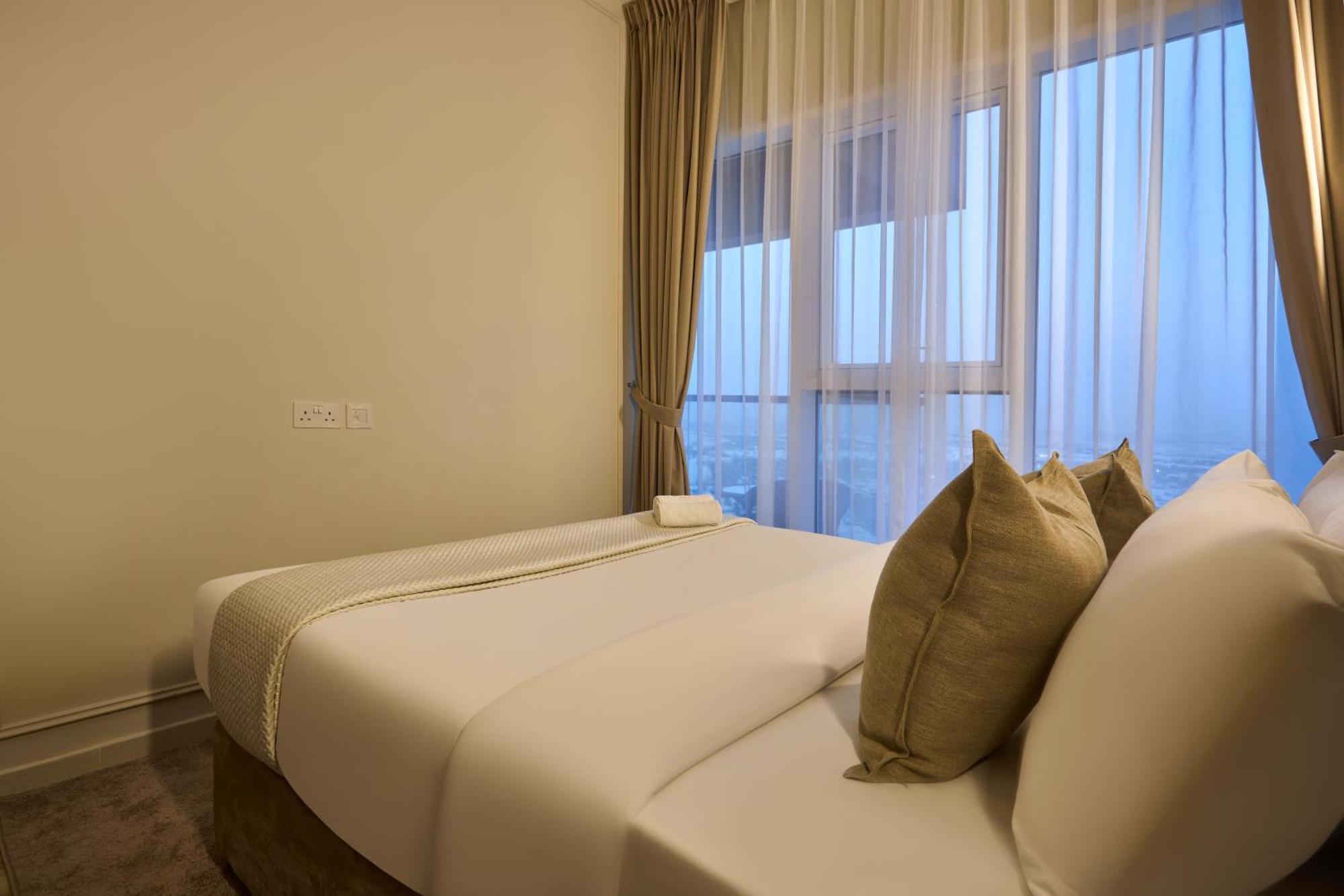 Modern High-floor 1br With Balcony, Pool Access & Golf Course View, Up To 4 Guests, By Stayfinity Apartment *