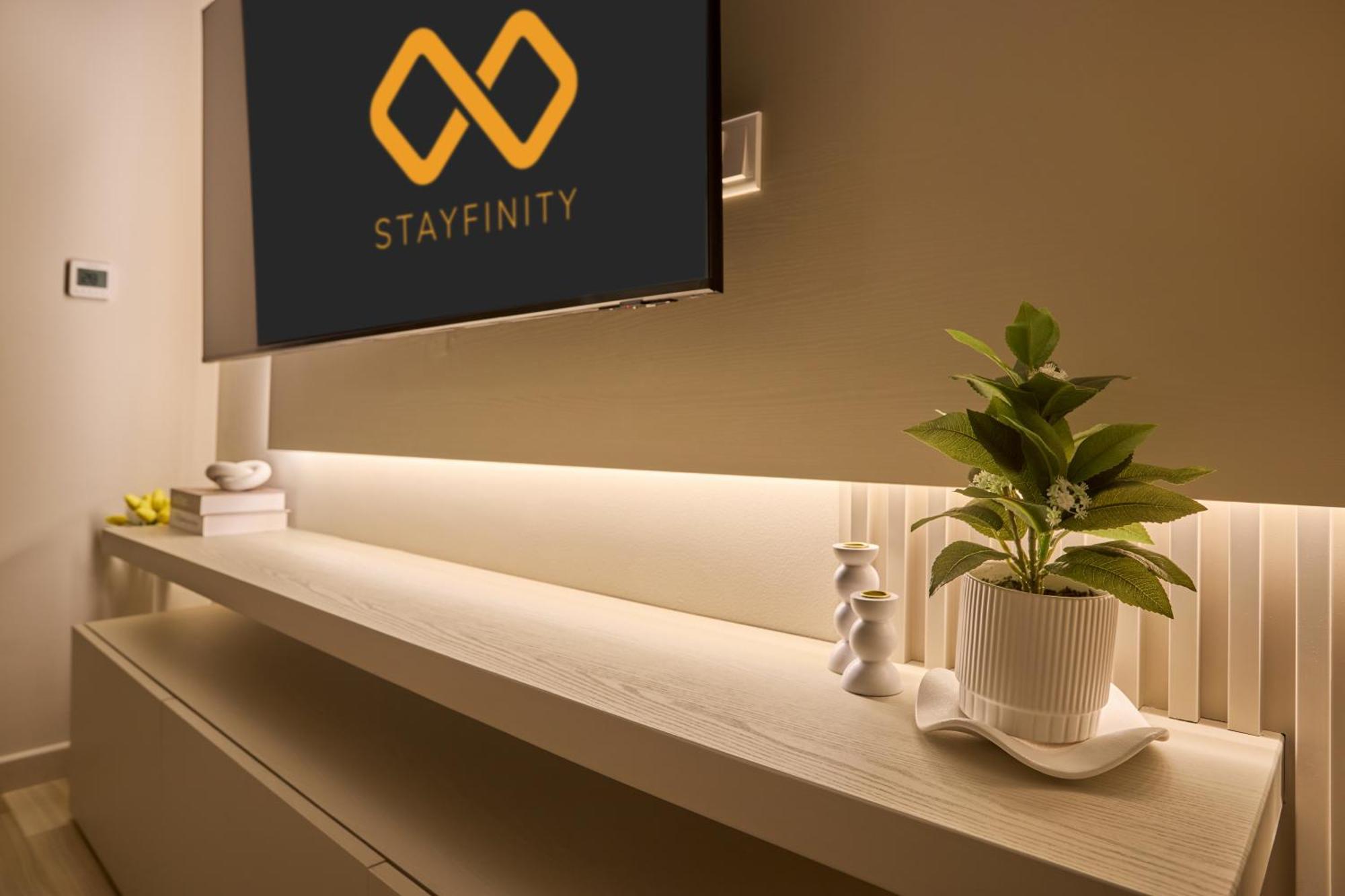Modern High-floor 1br With Balcony, Pool Access & Golf Course View, Up To 4 Guests, By Stayfinity Apartment *
