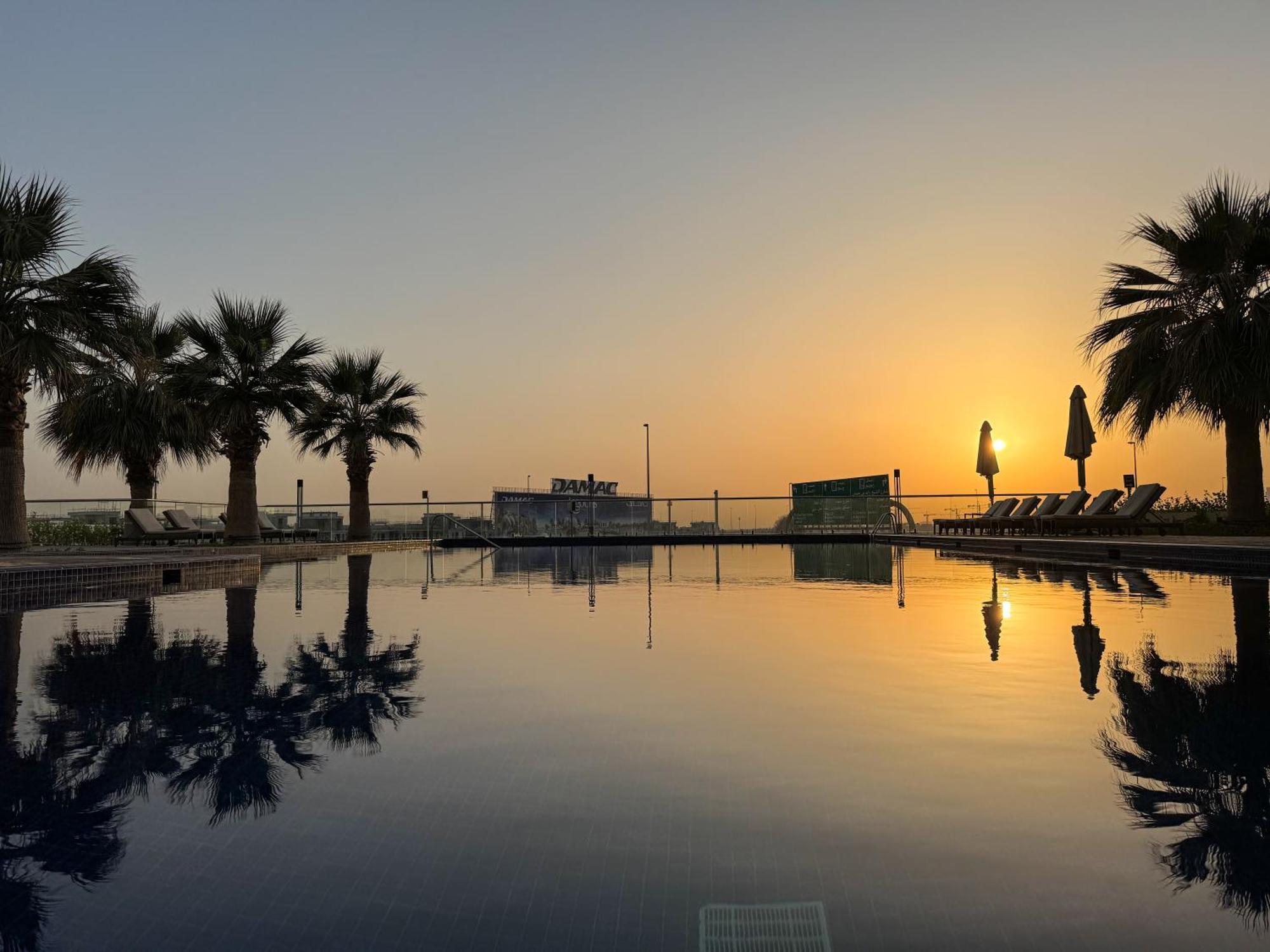 Modern High-floor 1br With Balcony, Pool Access & Golf Course View, Up To 4 Guests, By Stayfinity