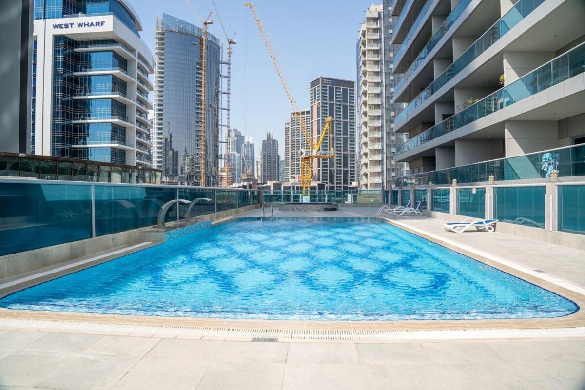 Business Bay By Stayinhomes - 10 Mins Burj Khalifa - Parking - Pool - Gym Apartment *