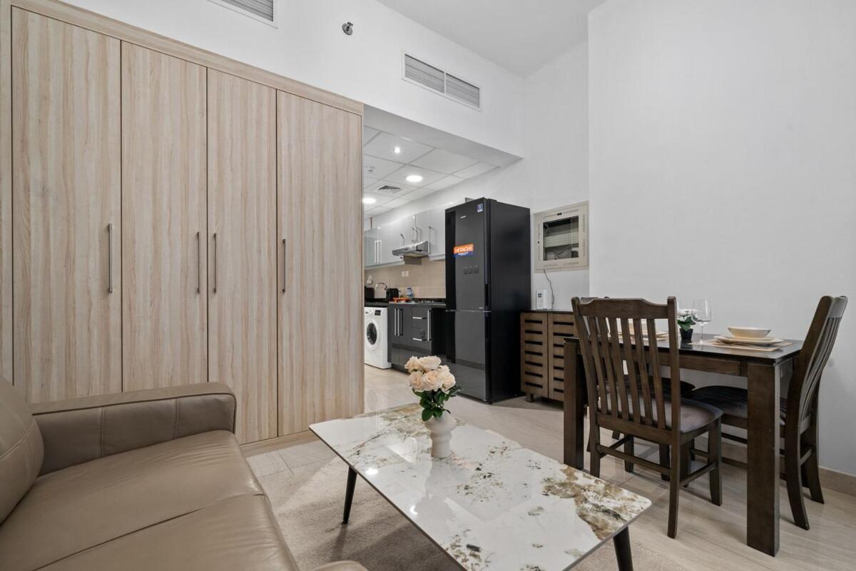 Business Bay By Stayinhomes - 10 Mins Burj Khalifa - Parking - Pool - Gym Apartment Dubai