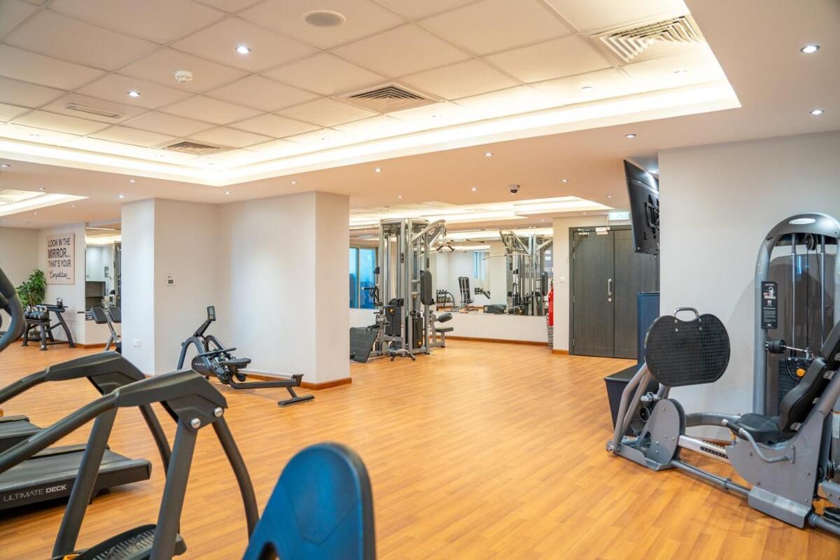 Business Bay By Stayinhomes - 10 Mins Burj Khalifa - Parking - Pool - Gym Apartment *
