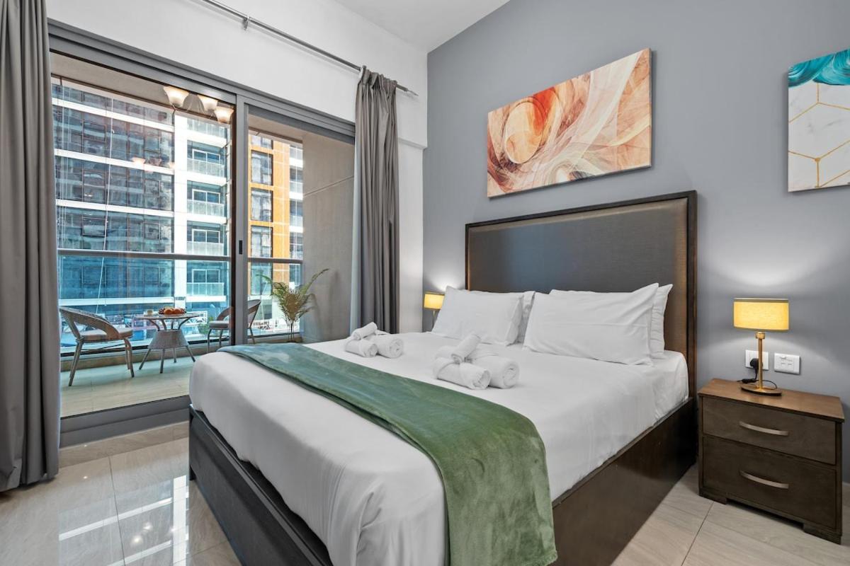 Business Bay By Stayinhomes - 10 Mins Burj Khalifa - Parking - Pool - Gym Apartment *