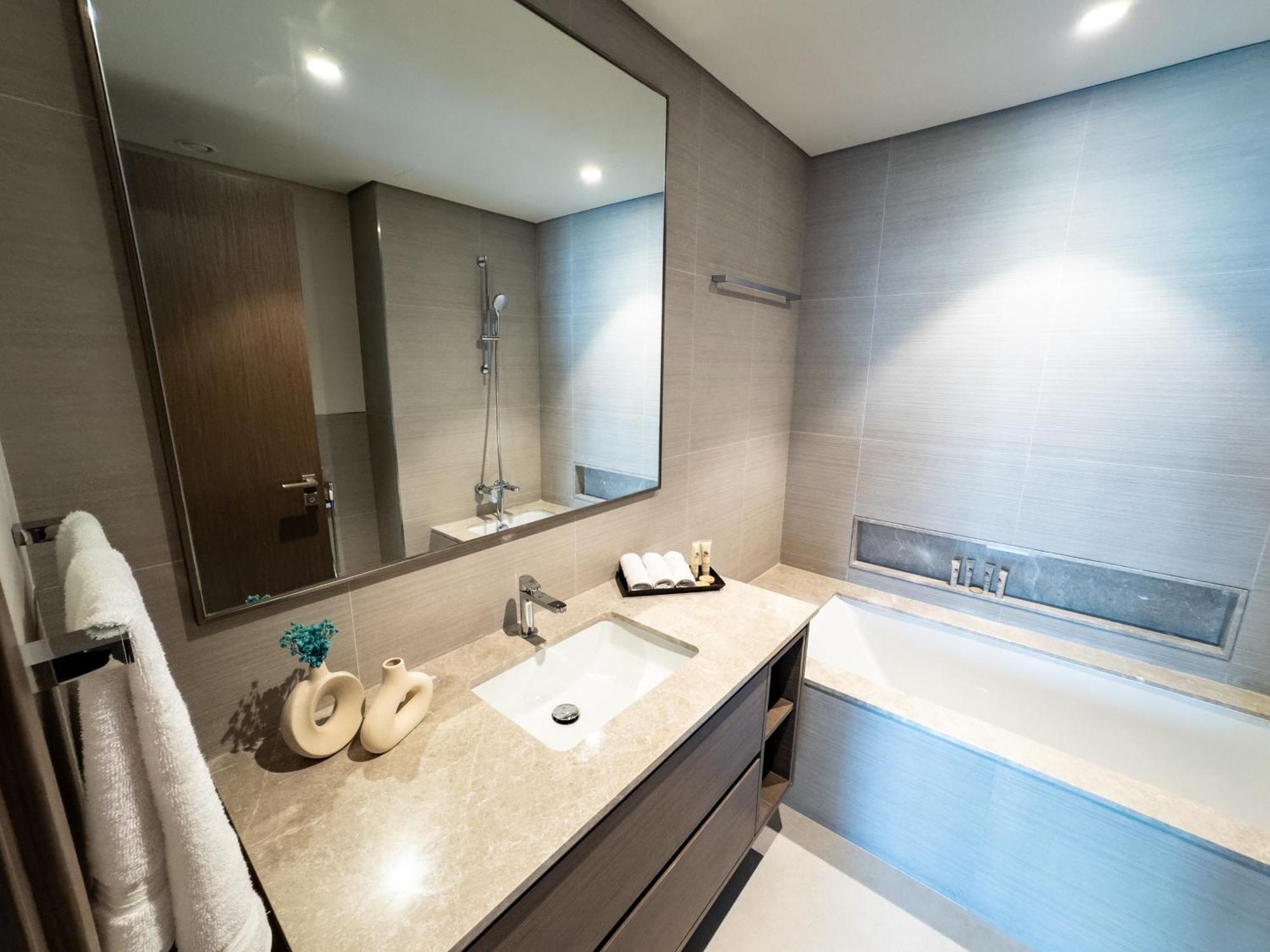 Grande Residences With Burj Khalifa View From 14th Floor For 8-guests Apartment Dubai