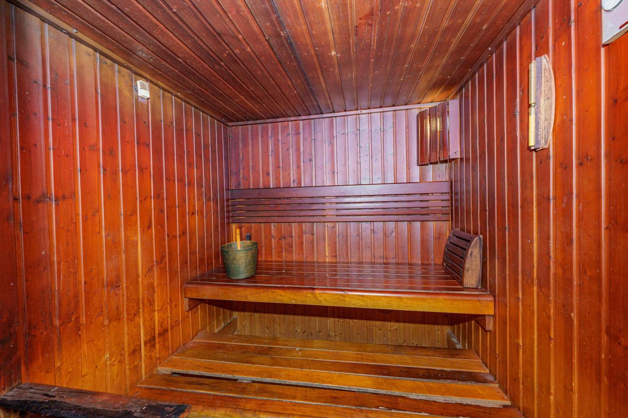 Well-furnished 3 Bedroom In Park Towers Difc Apartment *