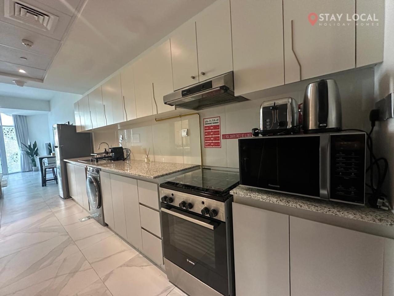 Apartment Uptown Getaway Charming With Canal Burj & View