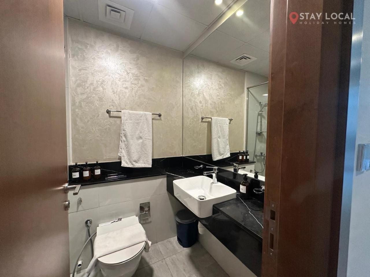 Uptown Getaway Charming With Canal Burj & View Apartment *