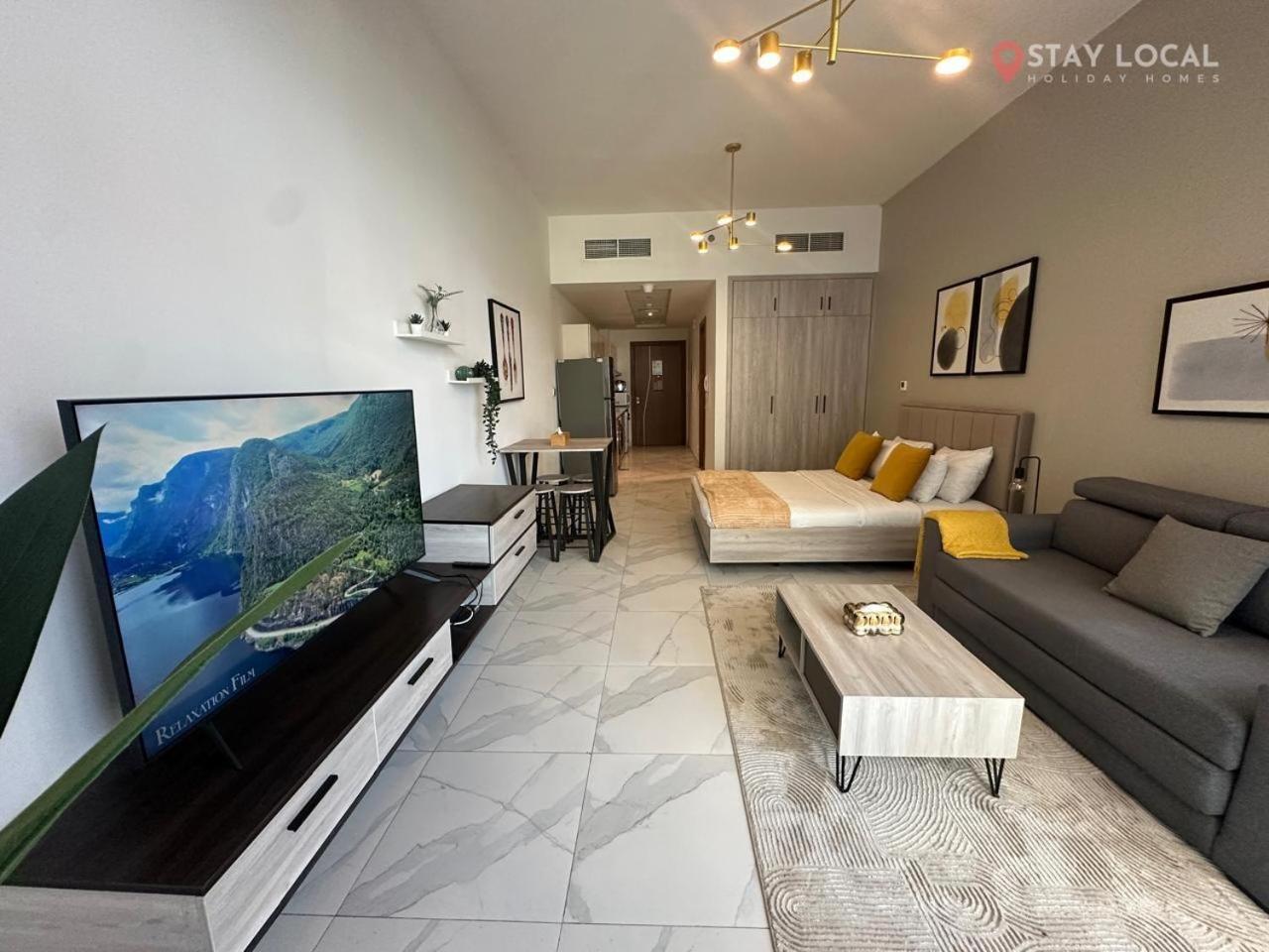 Uptown Getaway Charming With Canal Burj & View *
