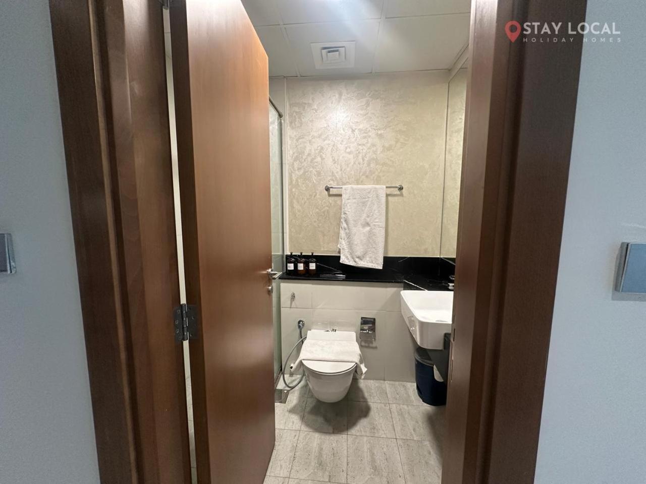Apartment Uptown Getaway Charming With Canal Burj & View *