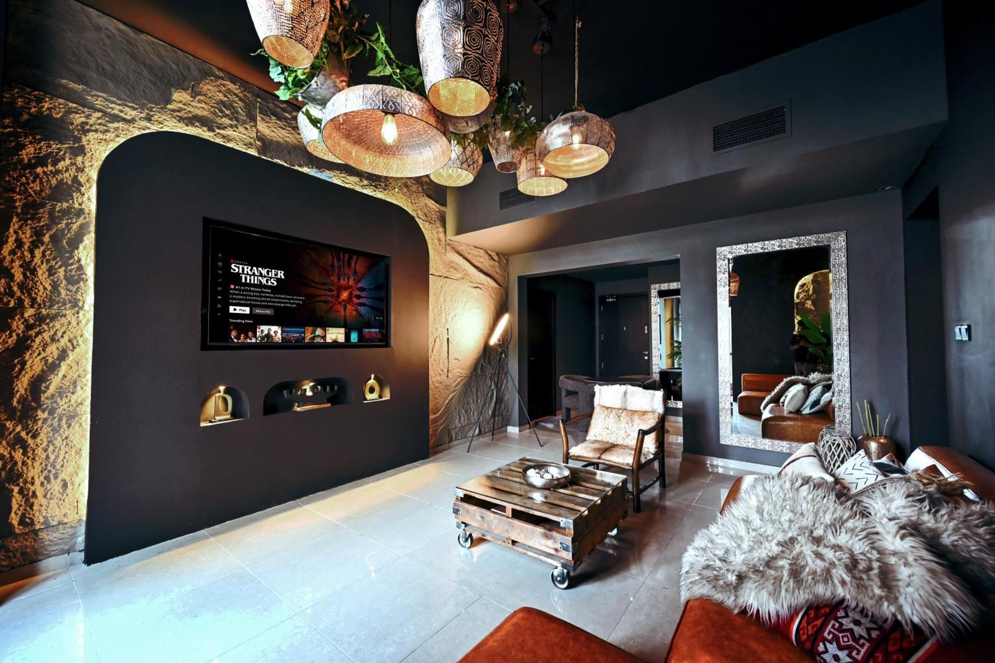 Black & Bold - Aesthetic Apartment
