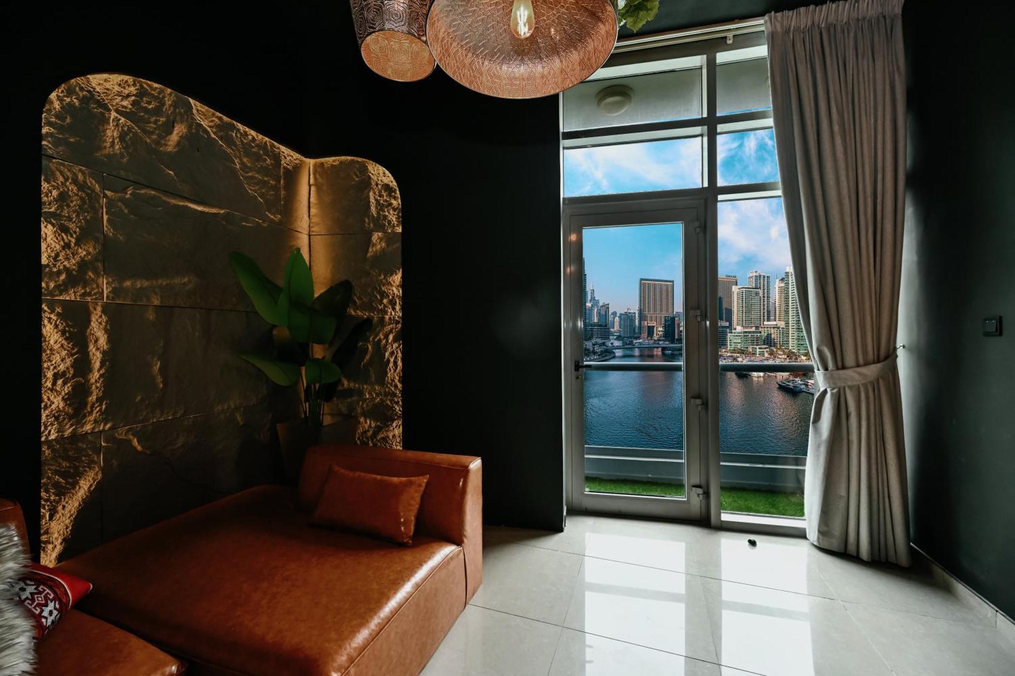 Black & Bold - Aesthetic Apartment *