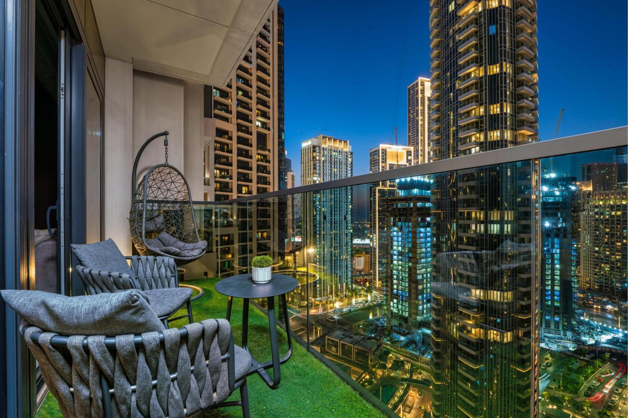 Spacious And Overlooking Burj & Fountains Apartment