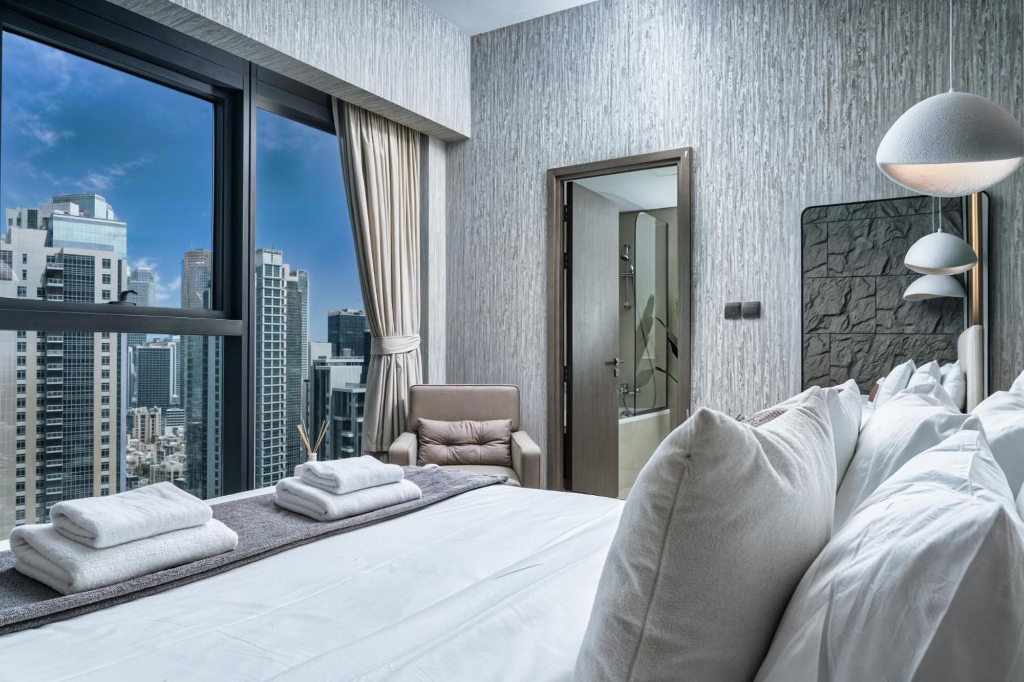 Spacious And Overlooking Burj & Fountains Apartment Dubai