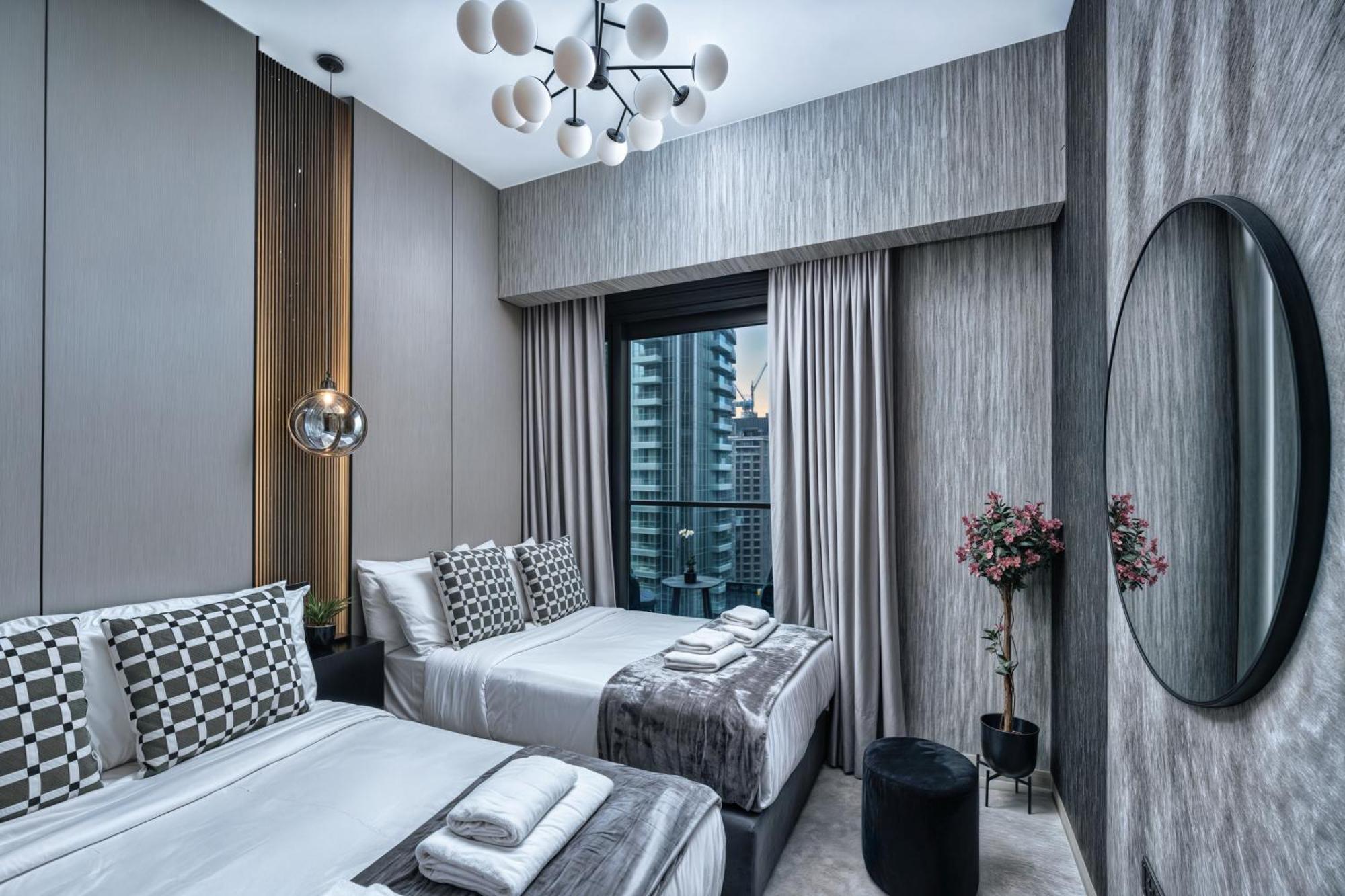 Spacious And Overlooking Burj & Fountains Apartment Dubai