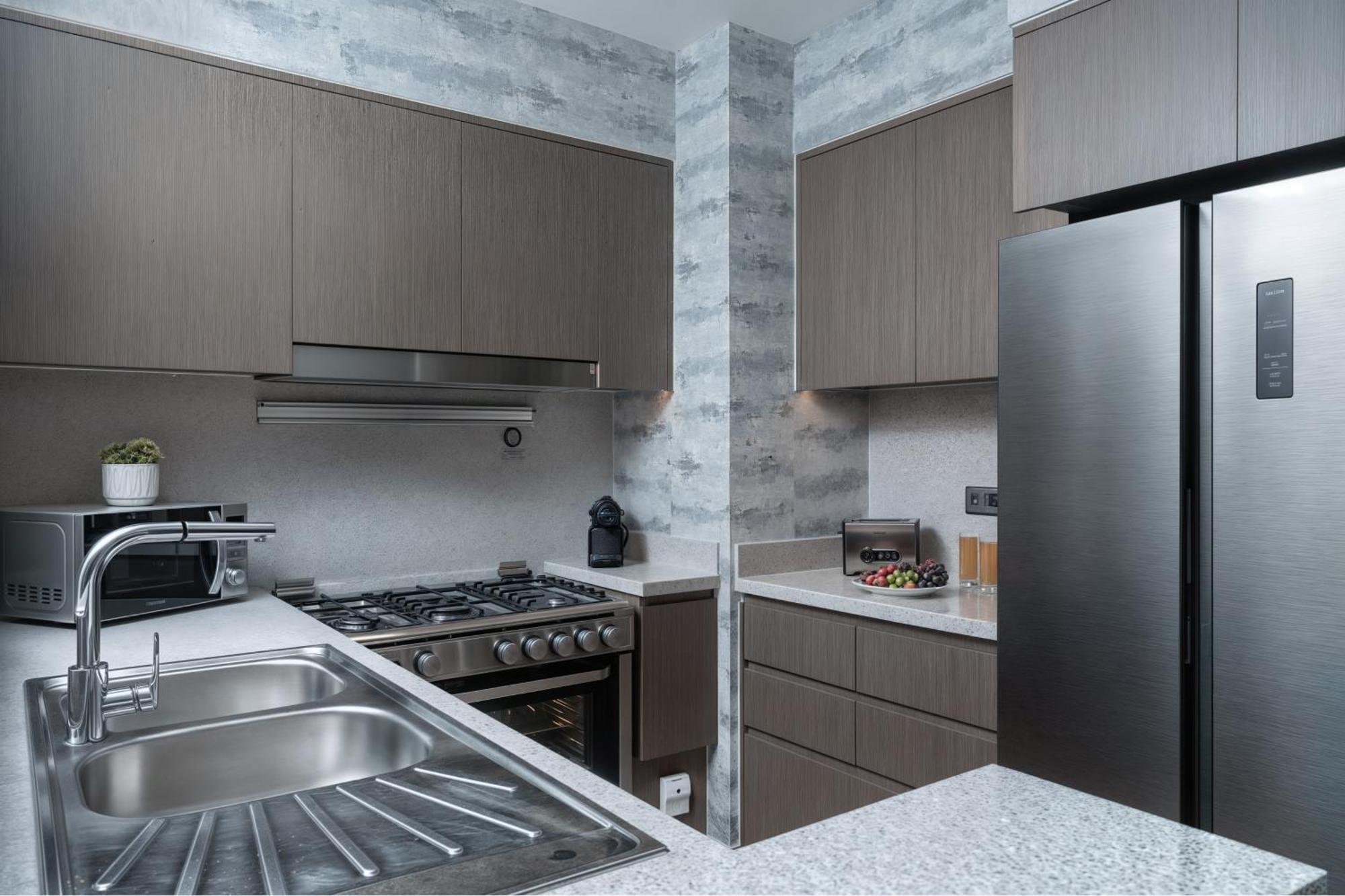 Spacious And Overlooking Burj & Fountains Apartment *