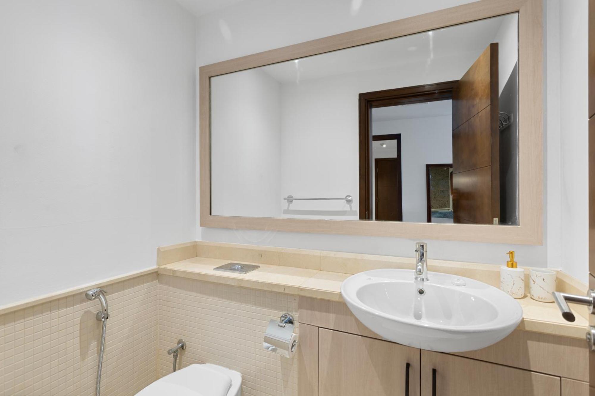 Exceptional 1-bedroom With Pool View In Downtown Apartment *