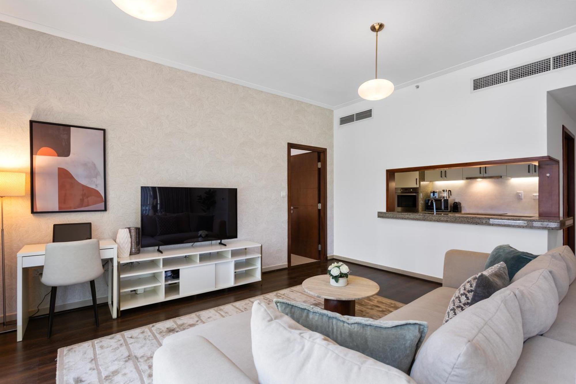 Exceptional 1-bedroom With Pool View In Downtown Apartment *