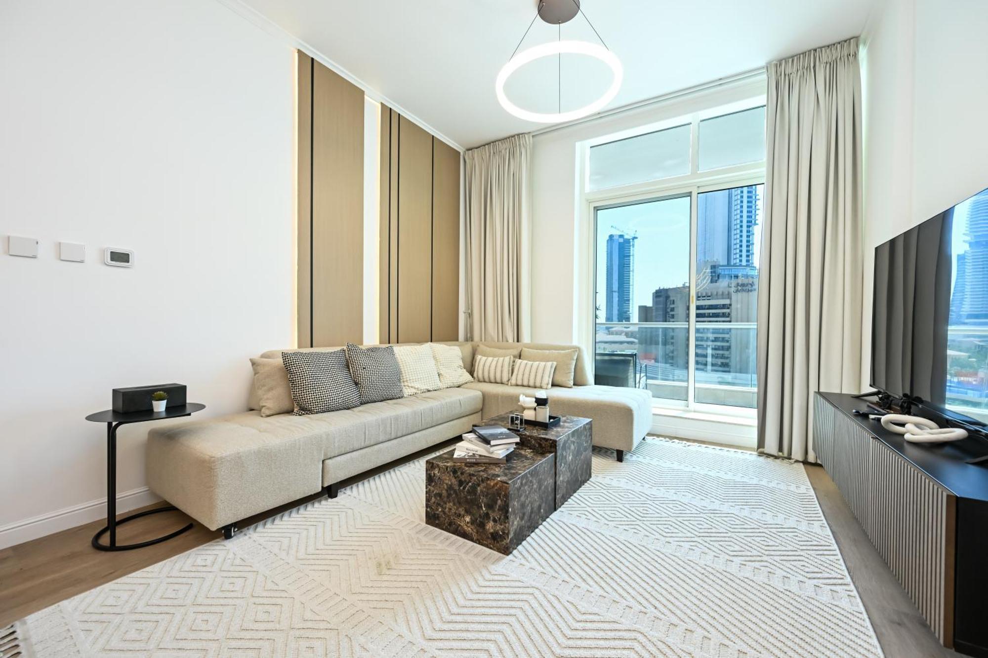 New Renovated Modern 1 Bedroom Marina Apartment *