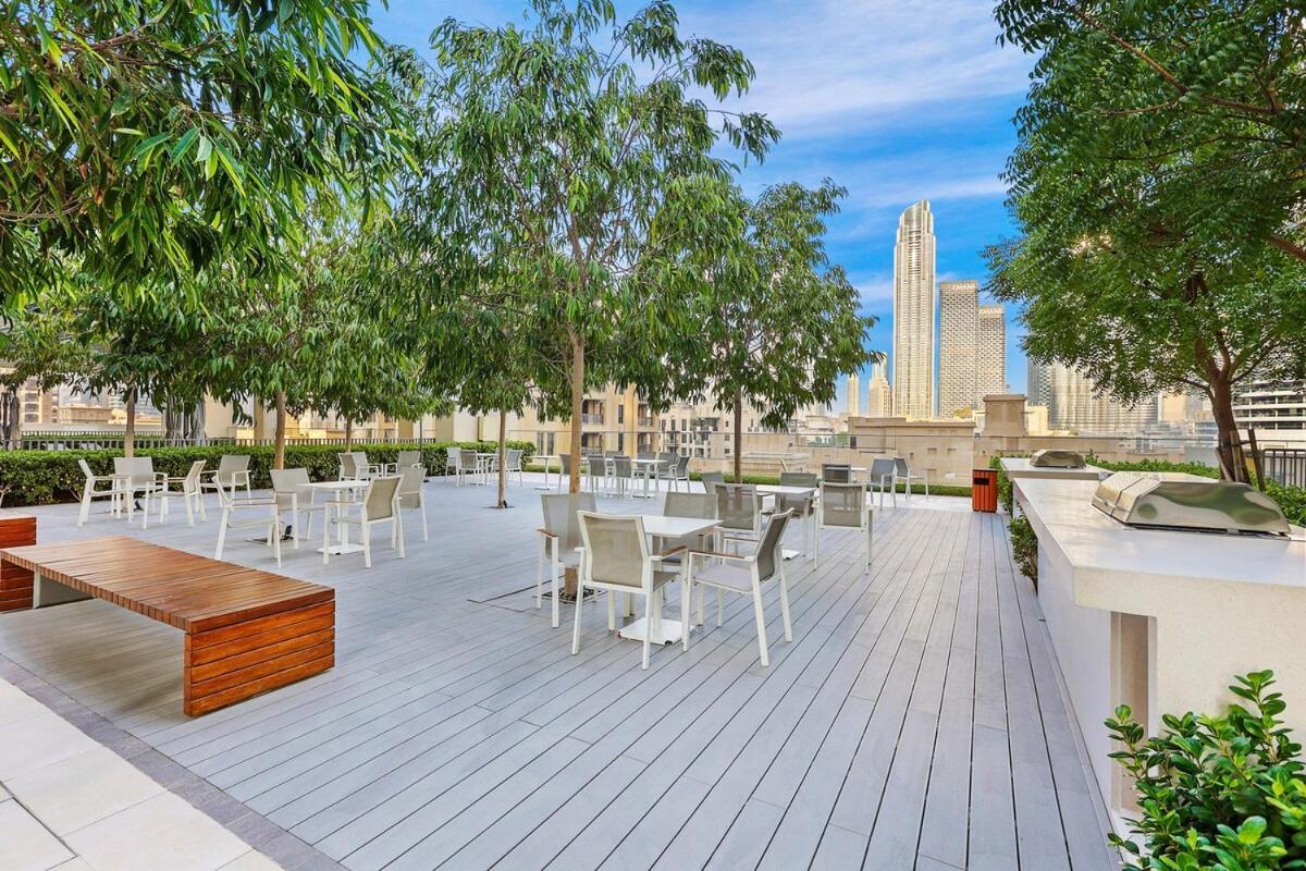 First Class 1br Iconic Views, Prime Address Apartment