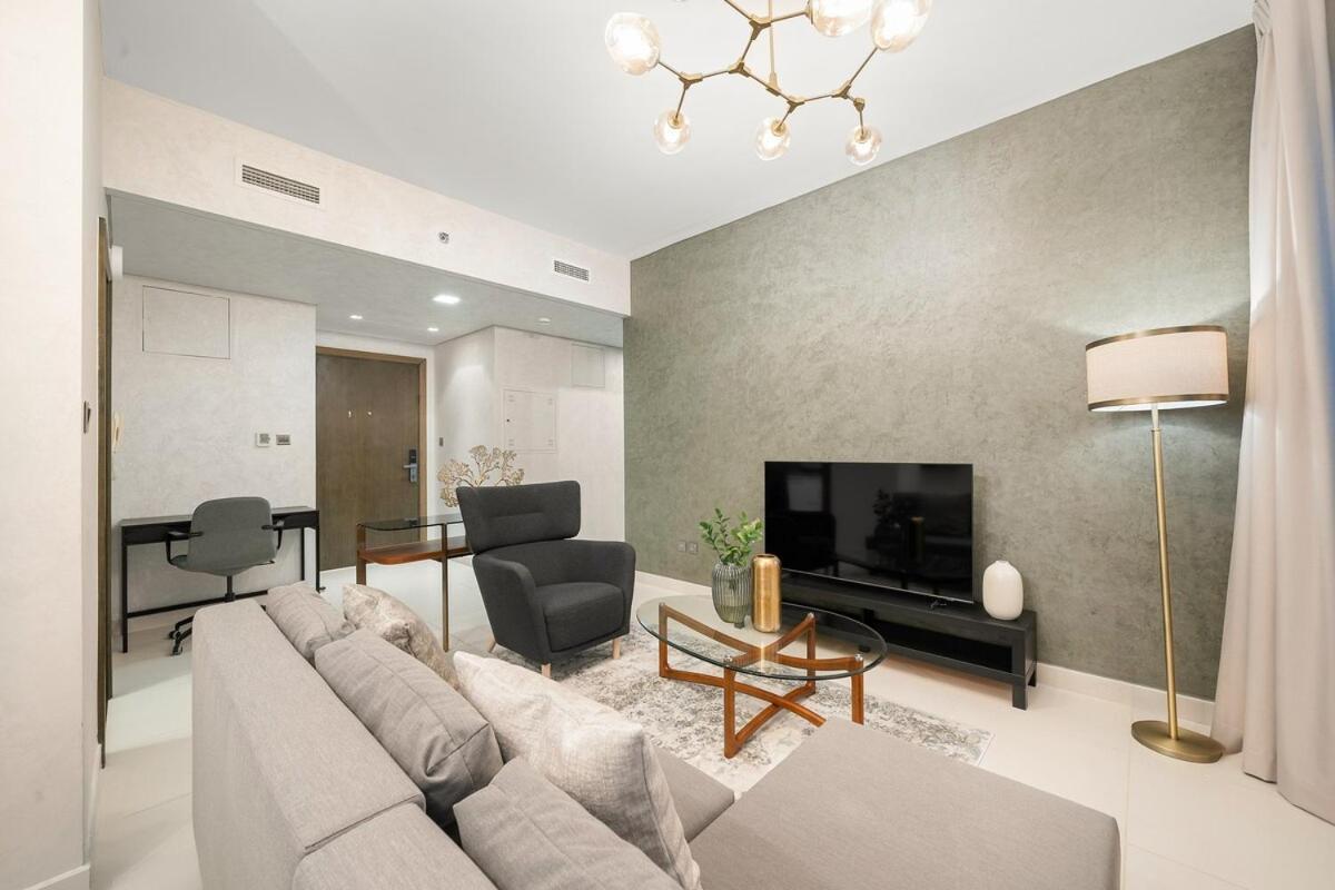 First Class 1br Sleek In The Sky Apartment