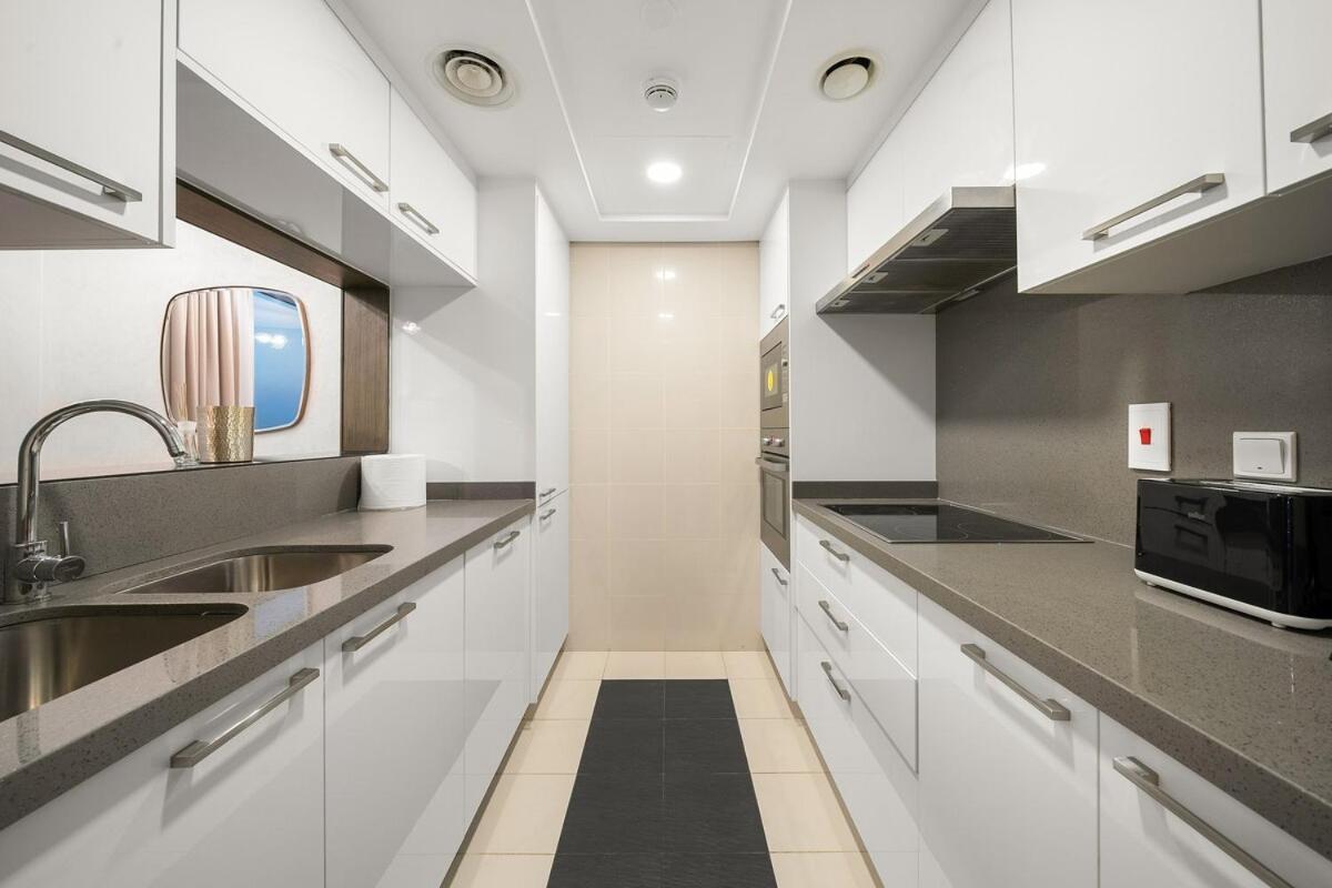 First Class 1br Sleek In The Sky Apartment *