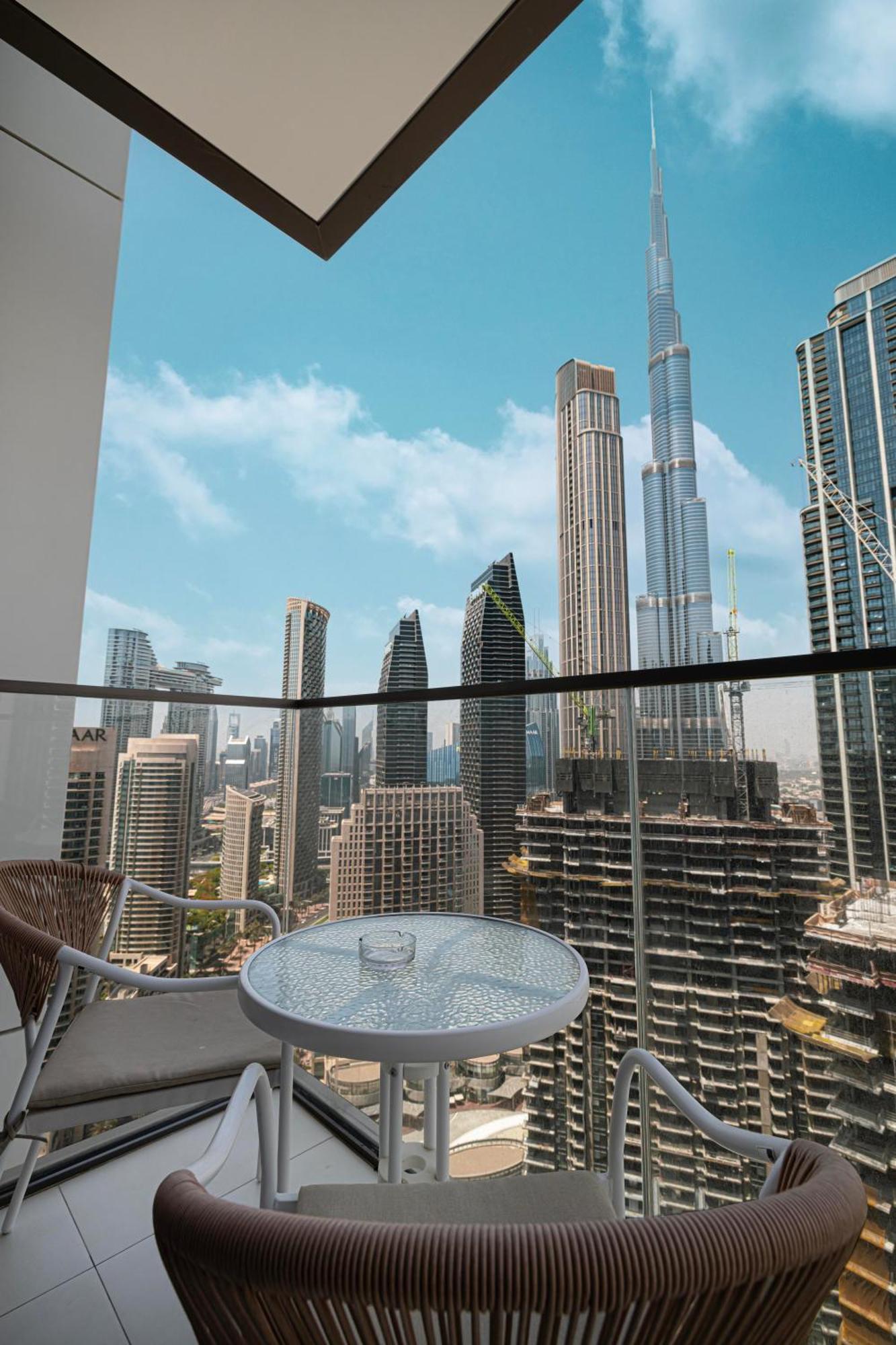 Burj Crown Luxury 4 Bedroom, Balcony Views, 5 Min To Burj Khalifa * Dubai