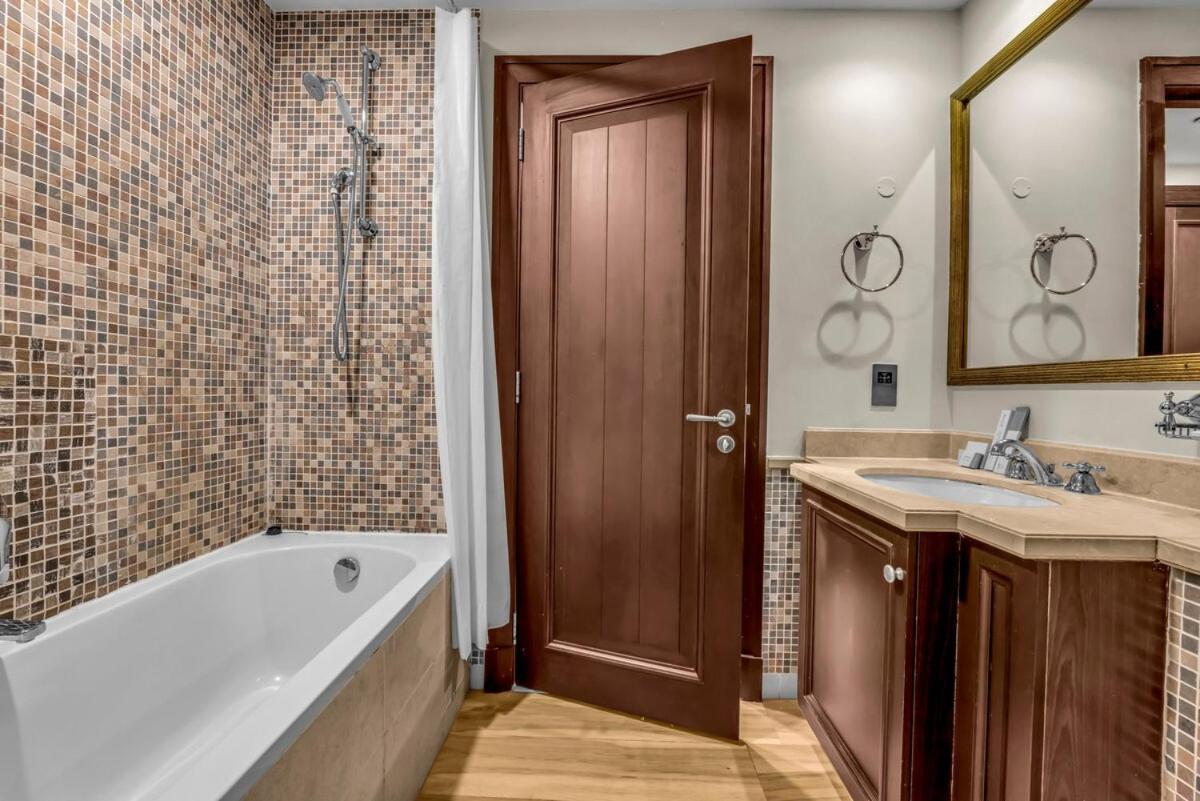 Apartment Front Burj Khalifa 2br In Old Town Community Dubai