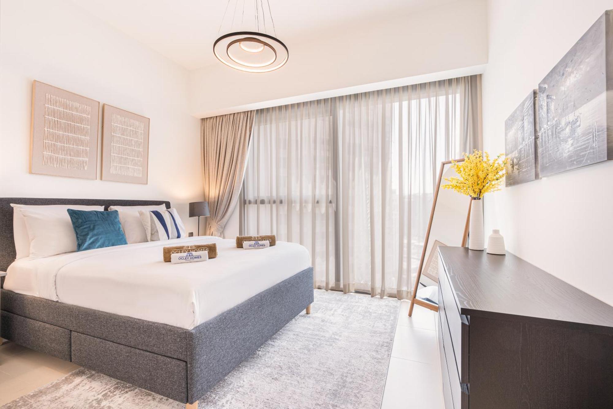 Premium Minutes Away From Burj Khalifa Apartment *