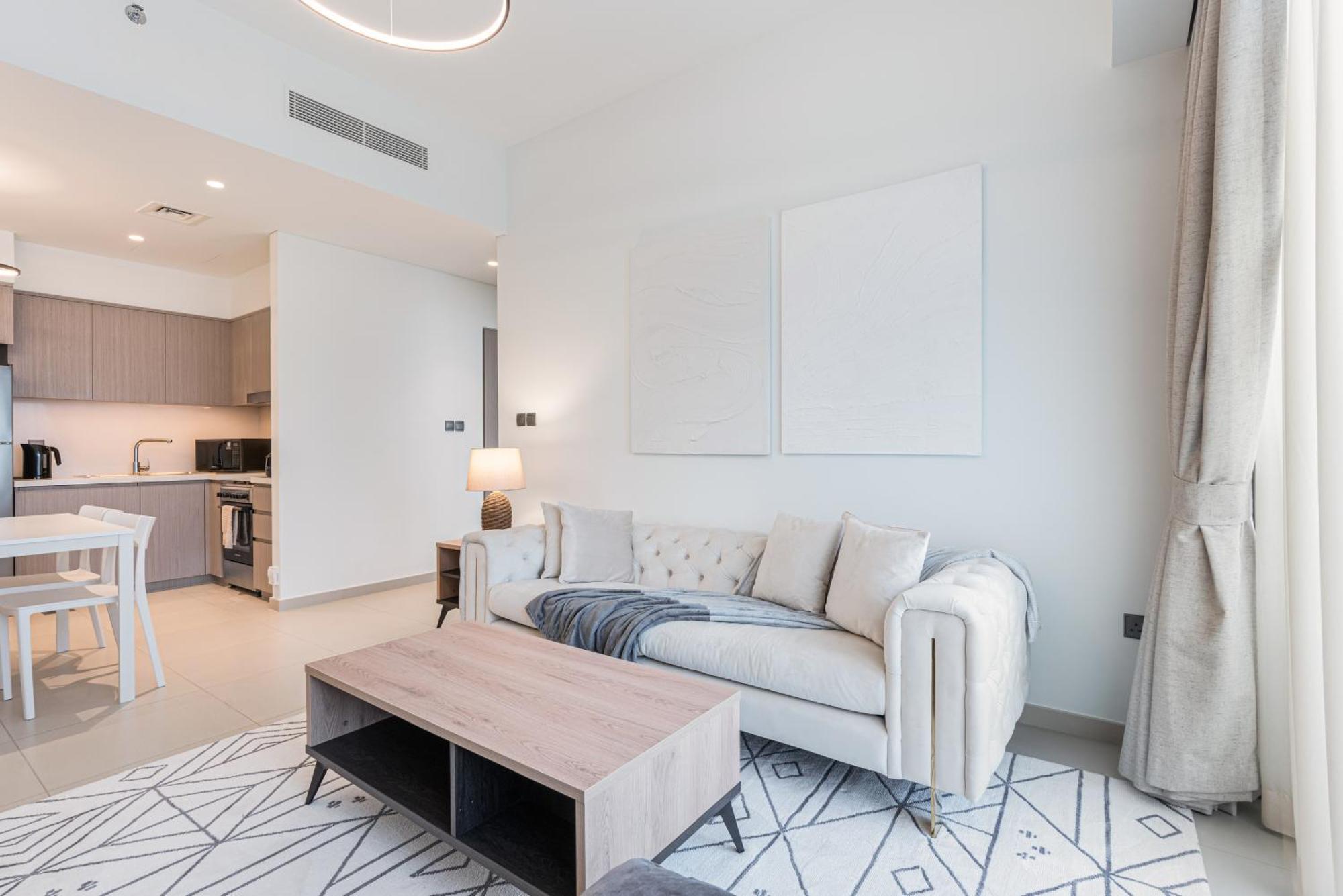 Premium Minutes Away From Burj Khalifa Apartment *